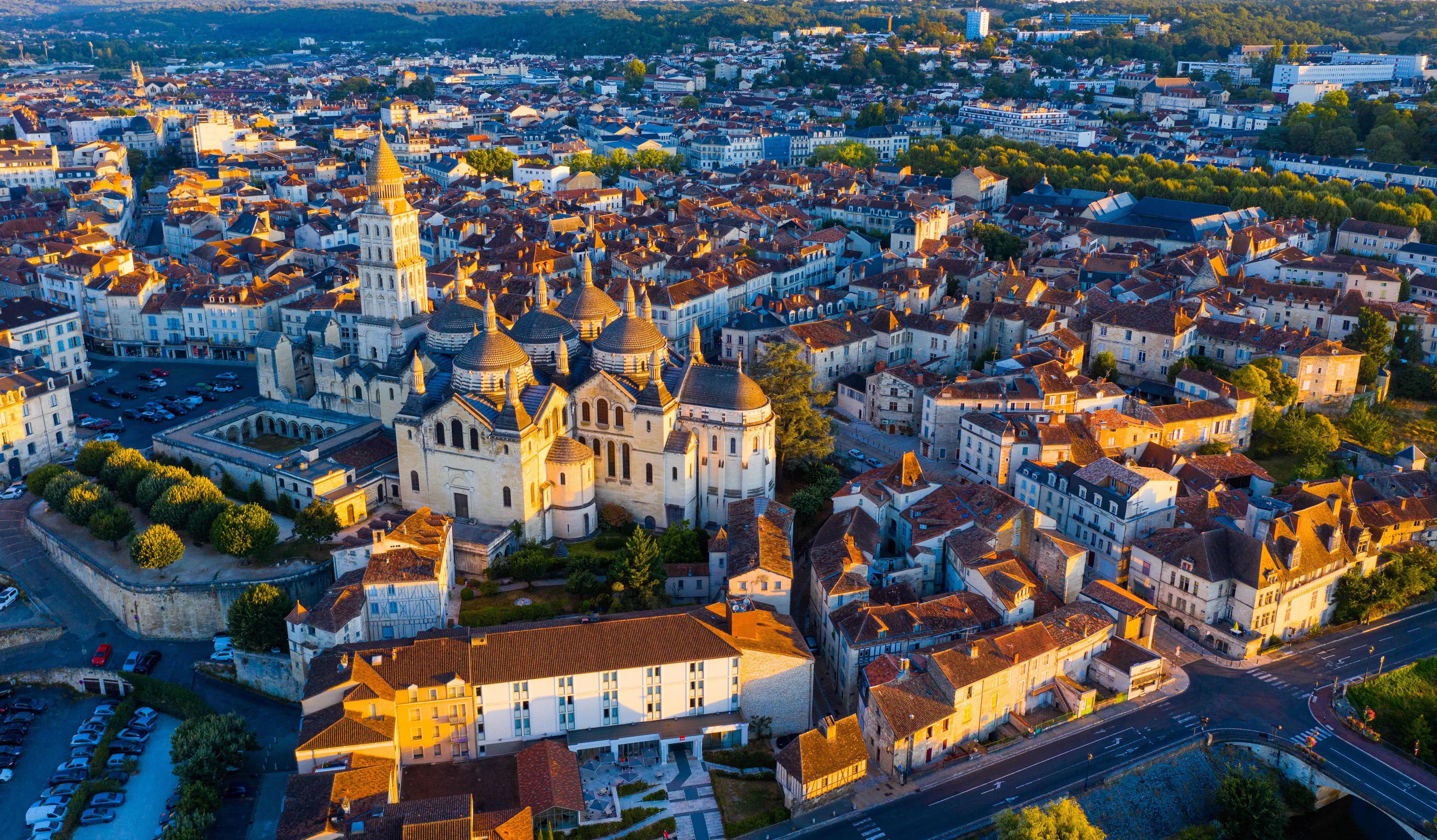 Perigueux_shutterstock_1834620472_cropped